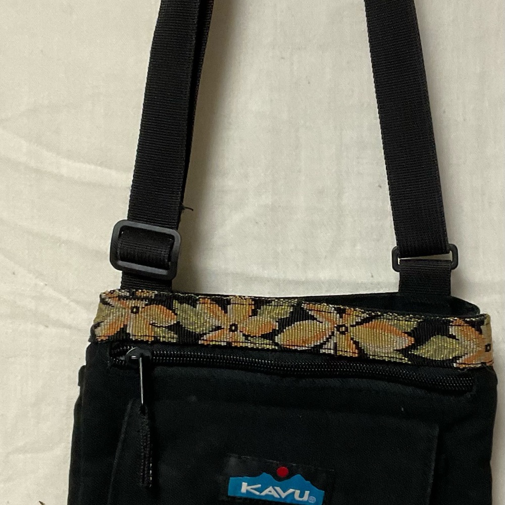 Kavu crossbody black with flowers